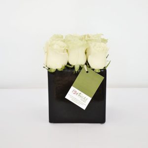 9 rosas blancas en cubo negro