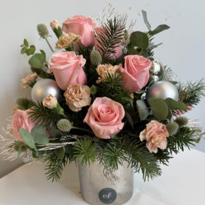 ARREGLO FLORAL NAVIDEÑO A DOMICILIO CON ROSAS ROSADAS – EXÓTICAS FLORES®