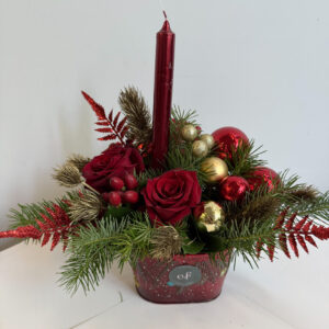 Arreglo Floral Navideño con Rosas Rojas y Vela – Flores Navideñas a Domicilio | Exóticas Flores®