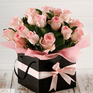 Cubo con 12 Rosas Rosadas