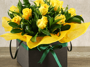 Cubo negro con 12 rosas Amarillas