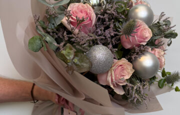 Flores Navideñas Rosas & Plata – Exóticas Flores®