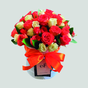 Mini rosas blancas y naranjas en base blanca – Exóticas Flores ®