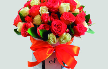 Mini rosas blancas y naranjas en base blanca – Exóticas Flores ®