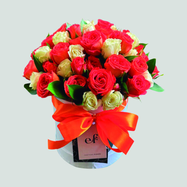 Mini rosas blancas y naranjas en base blanca – Exóticas Flores ®