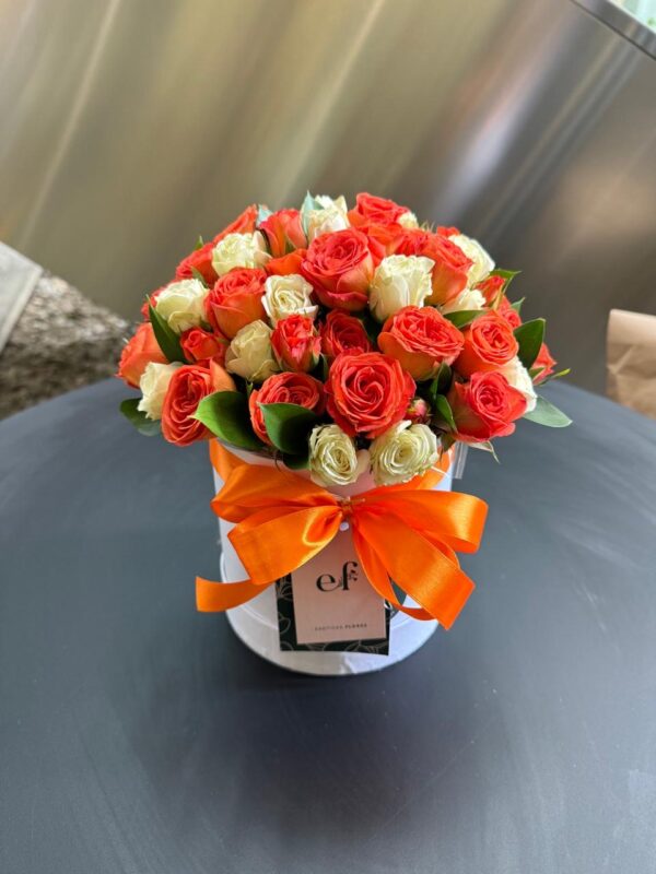 Mini rosas blancas y naranjas en base blanca – Exóticas Flores ®
