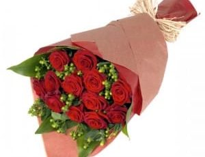 Ramo circular con 12 rosas e Hipericum