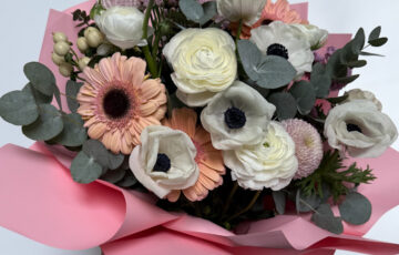 Ramo de Flores Blancas y Rosadas con Anémonas y Gerberas