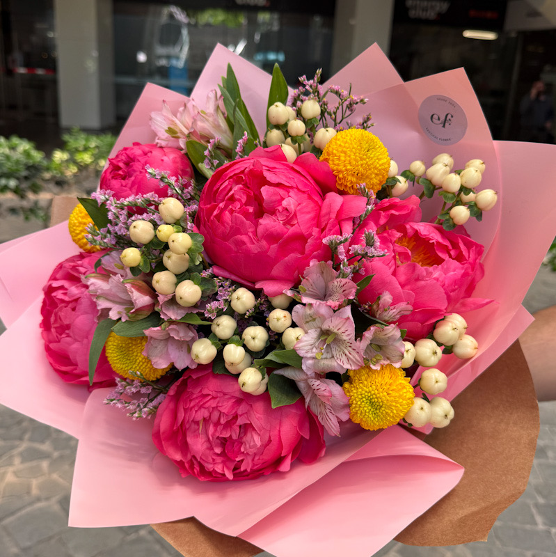 Ramo Peonías Fucsias & Berries Dorados – Exóticas Flores®