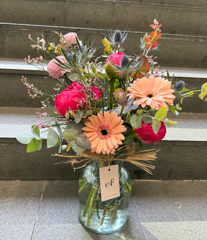 Arreglo Peonías & Gerberas en Florero – Exóticas Flores®