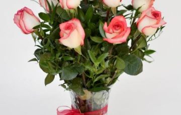Ramo de Rosas Bicolores en Florero